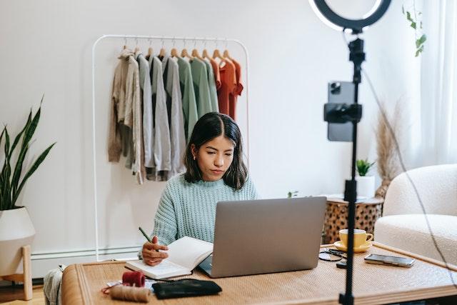 Top Female Influencers on Twitter You Need to Follow