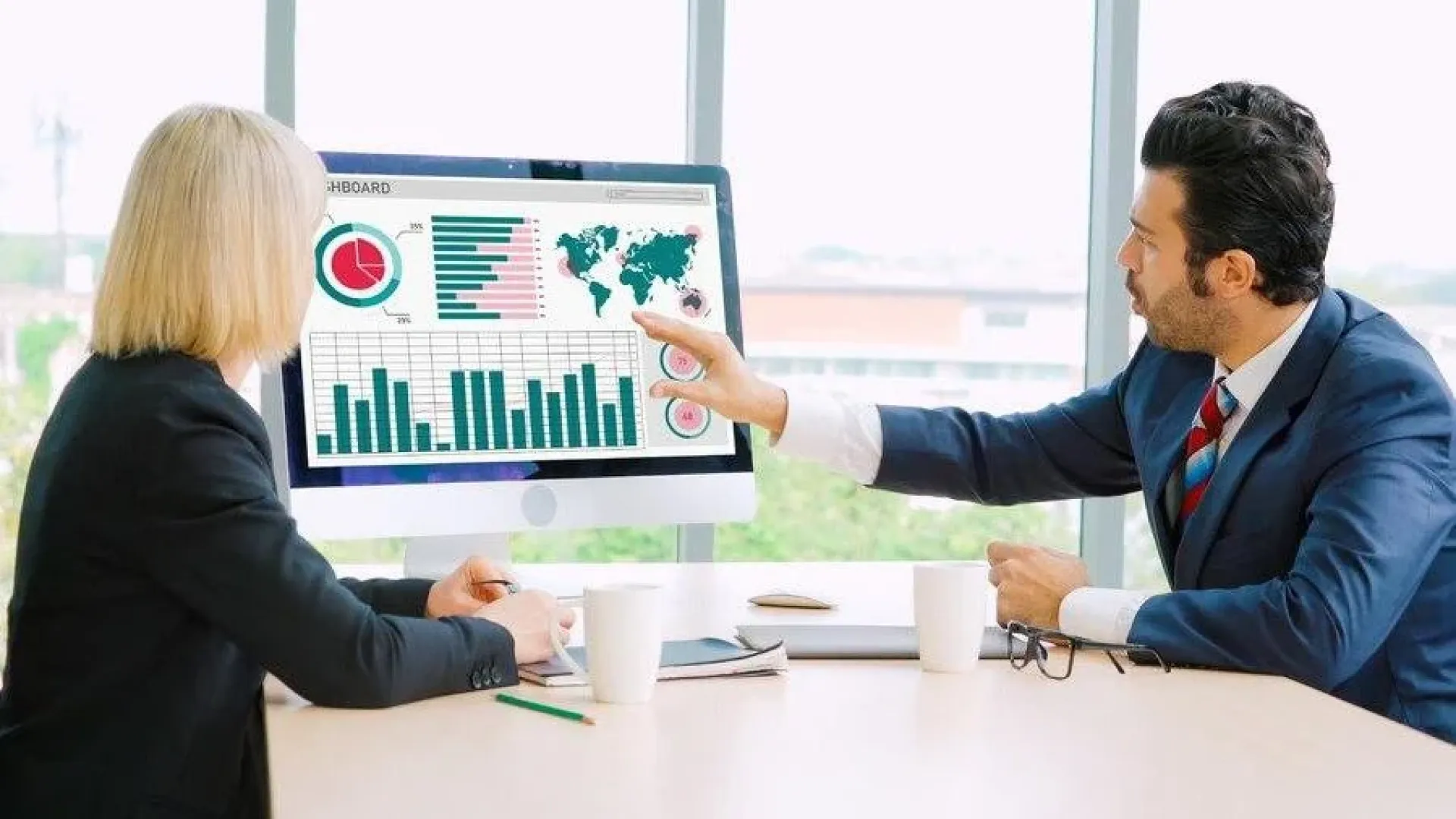 How to Manage Sales Pipeline: A Step-by-step Guide for Sales Leaders