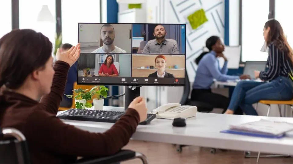 Leading a Remote or Hybrid Team Effectively: 10 Rules to Follow