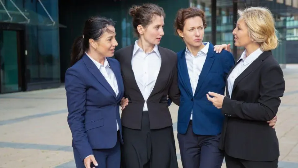 What is Casual Business Attire for Women?
